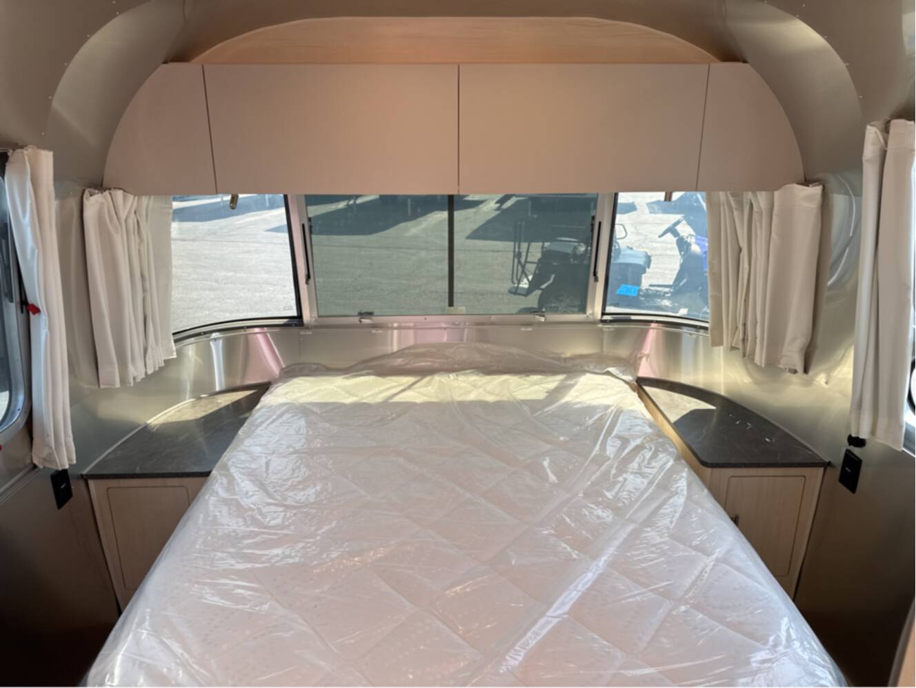 A photo of this 2025 Airstream FLYING CLOUD 27FB QUEEN