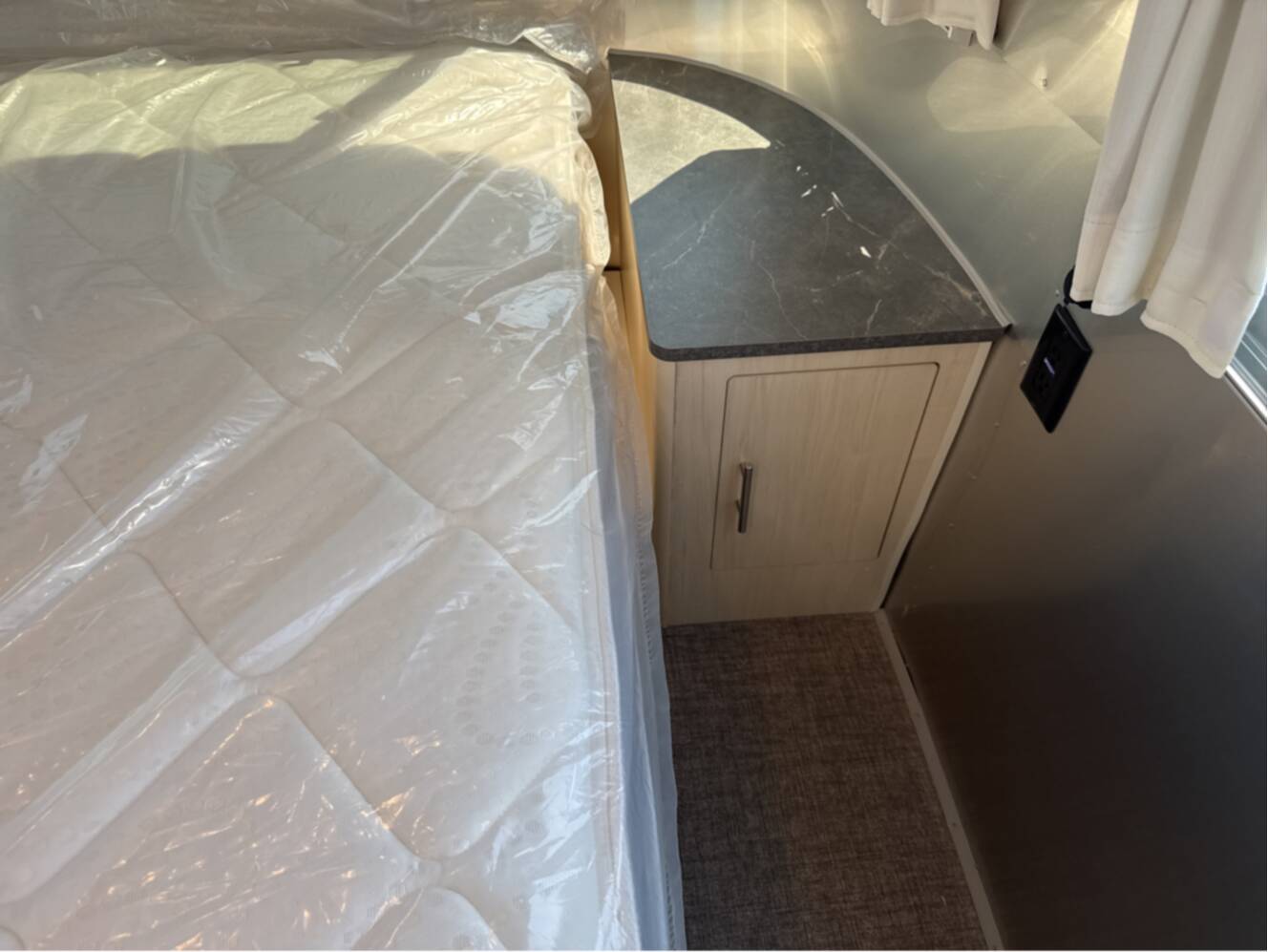 A photo of this 2025 Airstream FLYING CLOUD 27FB QUEEN
