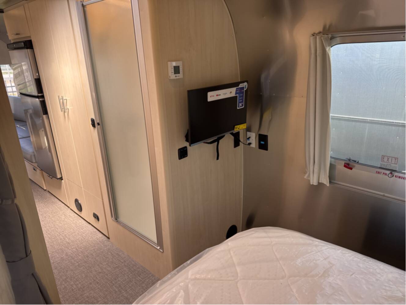 A photo of this 2025 Airstream FLYING CLOUD 27FB QUEEN