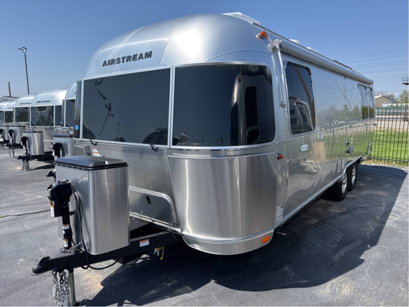 A photo of this 2025 Airstream FLYING CLOUD 27FB QUEEN