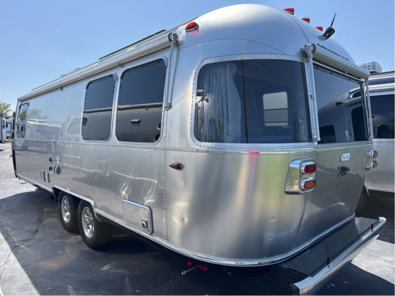 A photo of this 2025 Airstream FLYING CLOUD 27FB QUEEN
