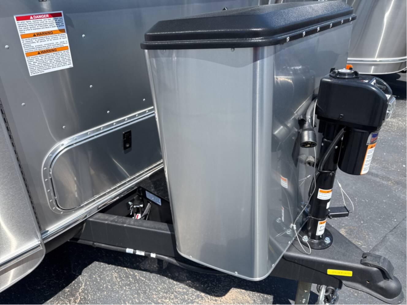A photo of this 2025 Airstream FLYING CLOUD 27FB QUEEN