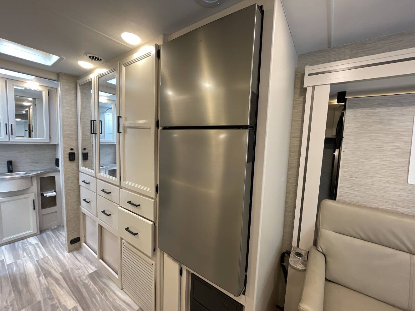 A photo of this 2023 Thor AXIS 24.3