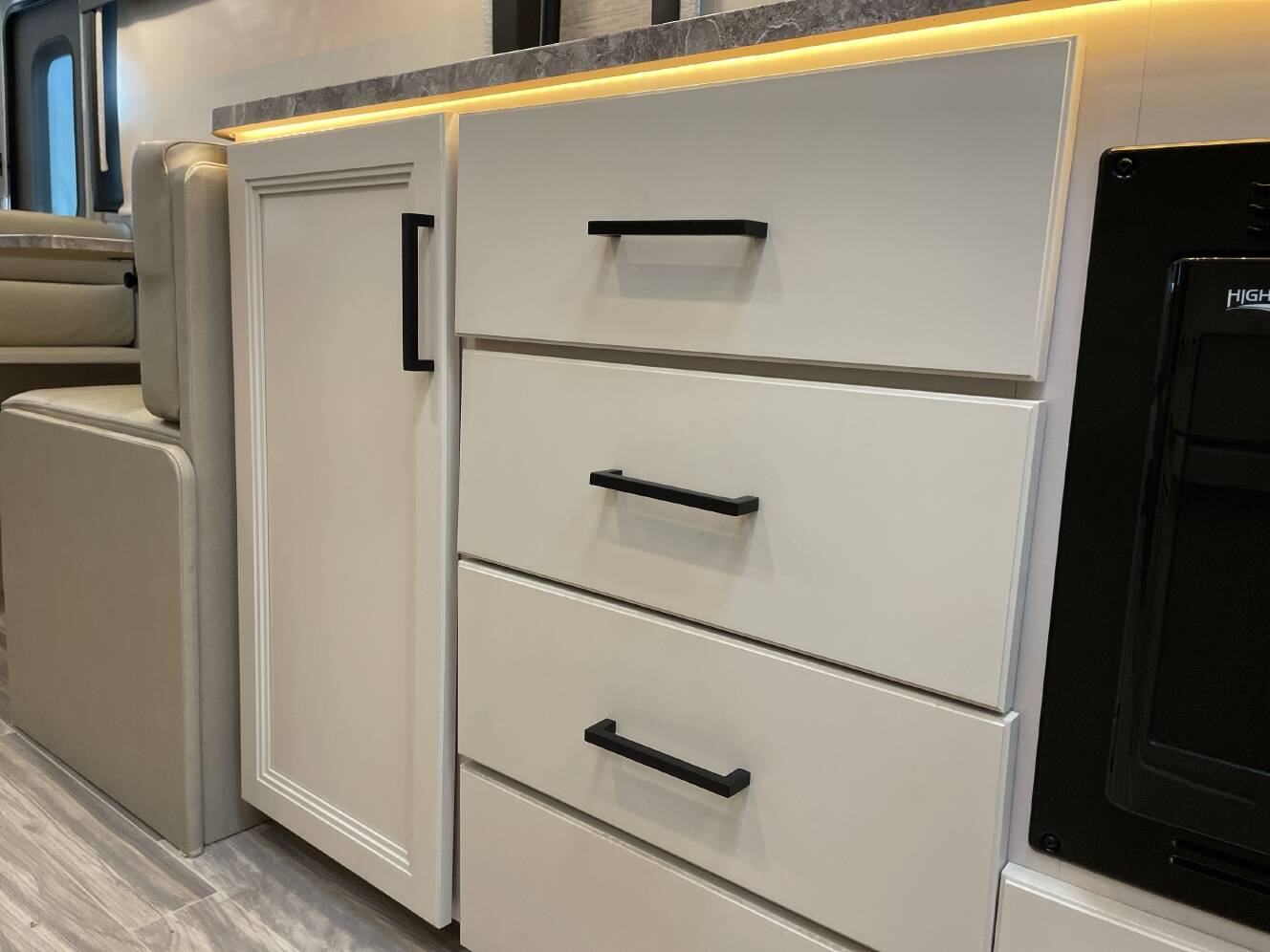 A photo of this 2023 Thor AXIS 24.3