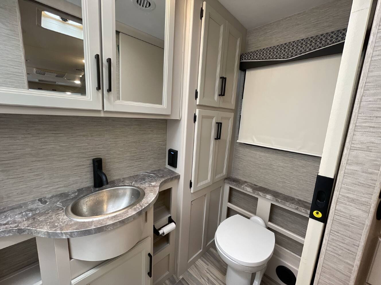 A photo of this 2023 Thor AXIS 24.3