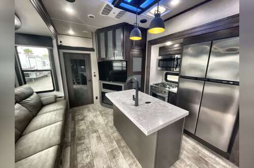2022 Grand Design MOMENTUM M CLASS 381MS in roseville CA
