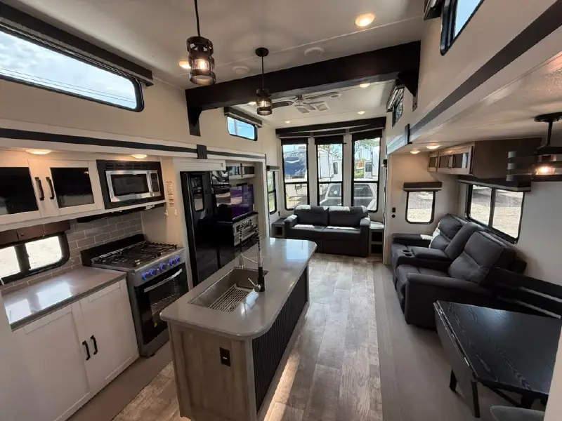 2025 PALOMINO PUMA 402LFT