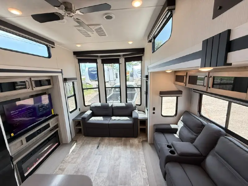 2025 PALOMINO PUMA 402LFT