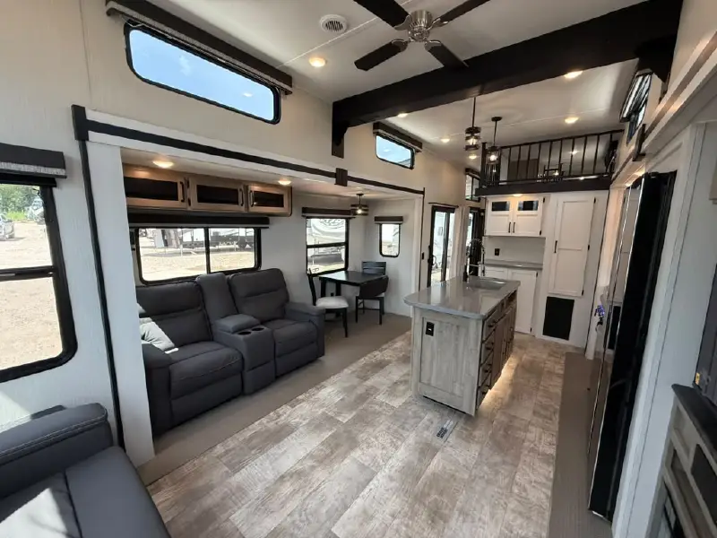 2025 PALOMINO PUMA 402LFT