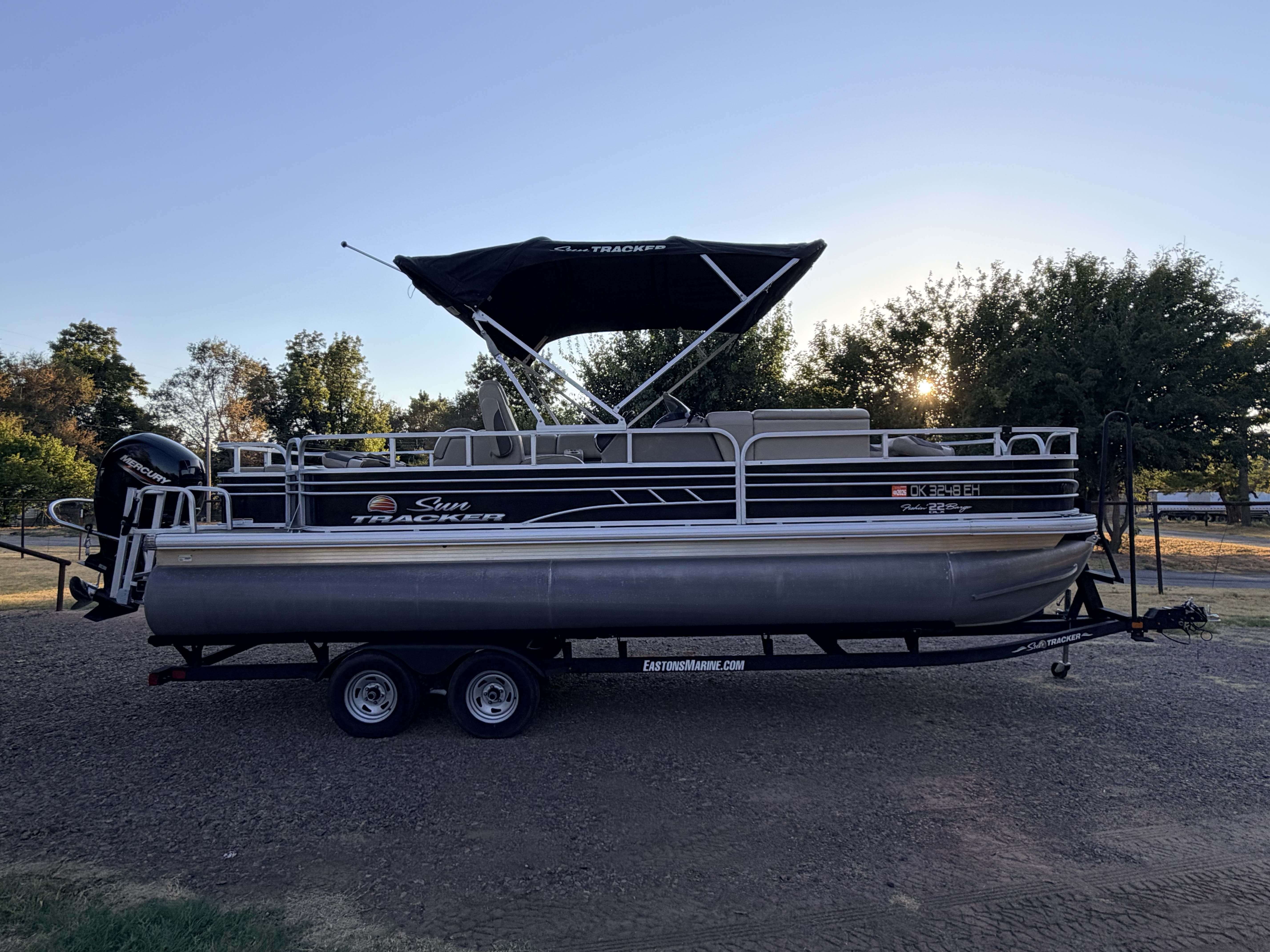 2021 Sun Tracker FISHIN BARGE 22 DLX Pontoon Boat boat