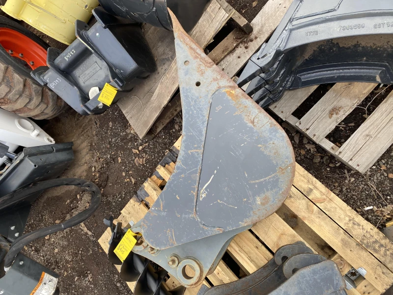 John Deere 20 inch bucket