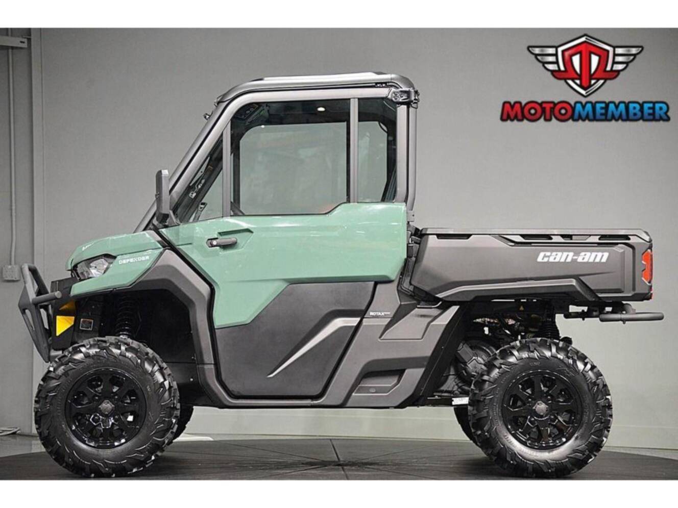 A photo of this 2026 Can-Am Defender DPS CAB HD10