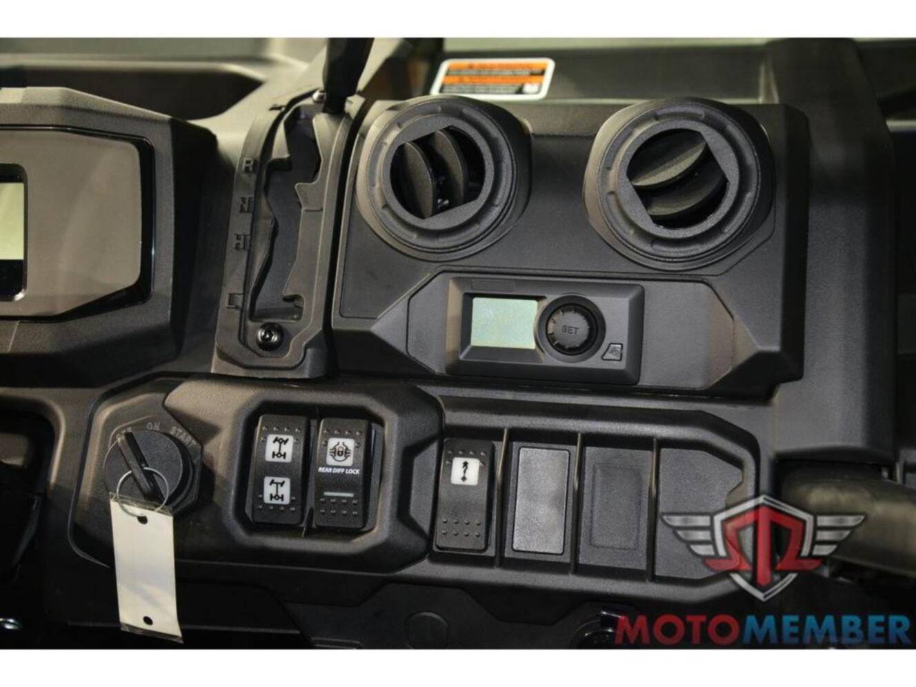 A photo of this 2026 Can-Am Defender DPS CAB HD10