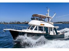 4 Versatile Flybridge Boats Under 40 Feet image