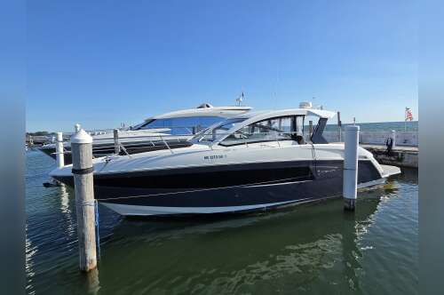 2018 Cruisers Yachts 390 EXPRESS COUPE 39 EC in harrison township MI