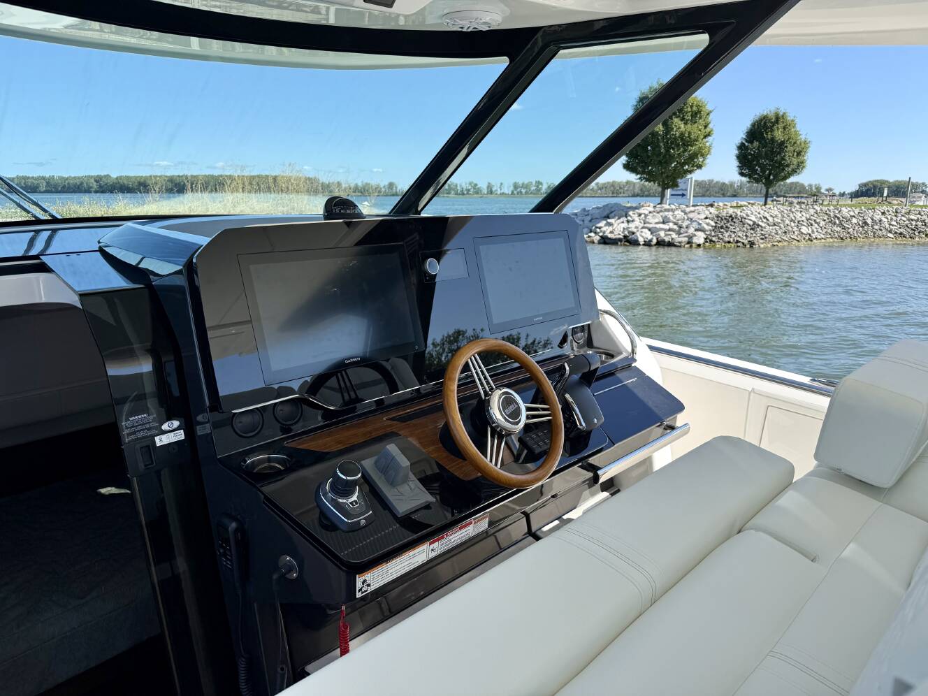 A photo of this 2027 Tiara Yachts 39LS