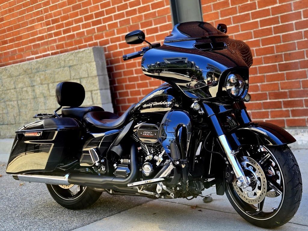 2017 Harley-Davidson® FLHXSE - CVO Street Glide® CVO in Marina Del Rey, CA