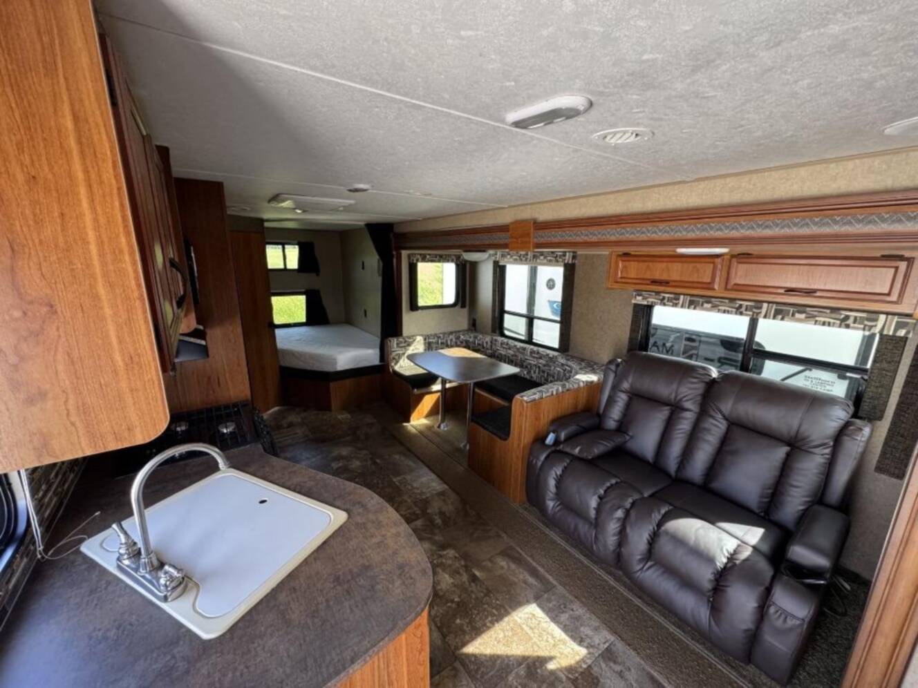 A photo of this 2015 Starcraft AR-ONE MAXX 27BHS