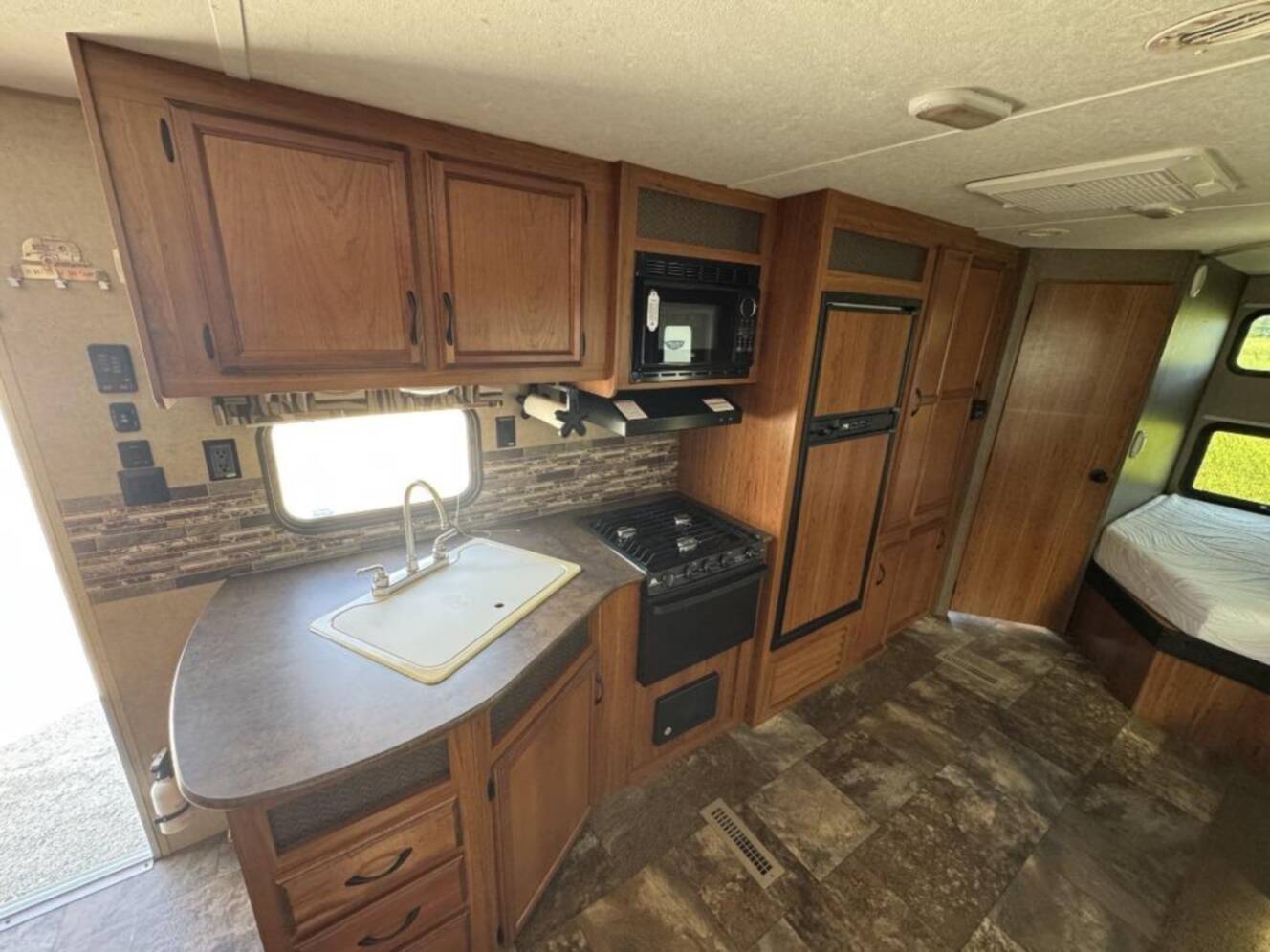 A photo of this 2015 Starcraft AR-ONE MAXX 27BHS