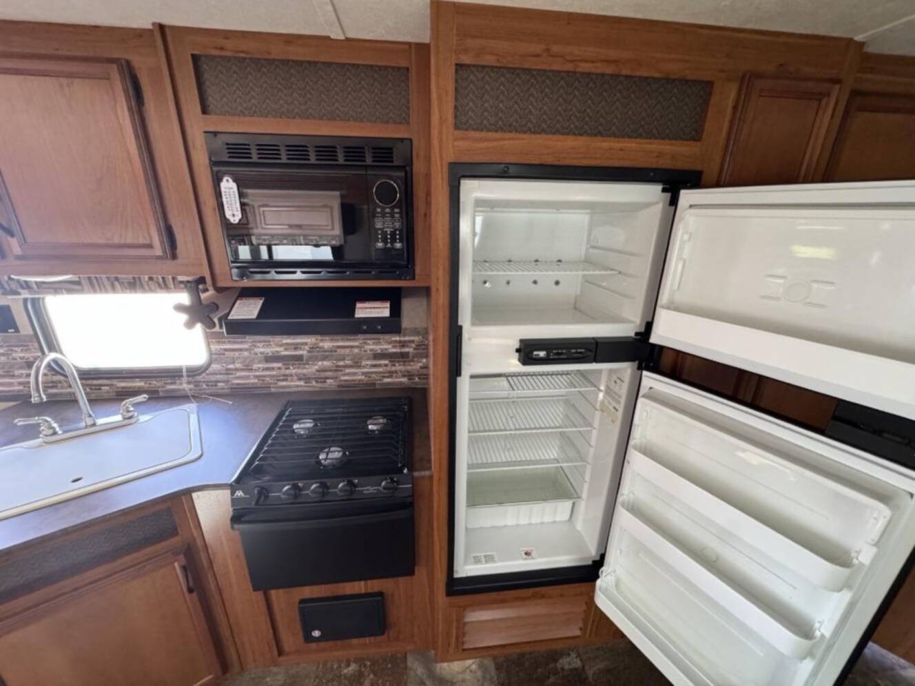 A photo of this 2015 Starcraft AR-ONE MAXX 27BHS