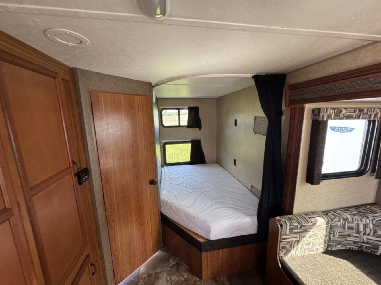A photo of this 2015 Starcraft AR-ONE MAXX 27BHS