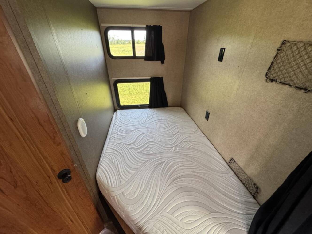 A photo of this 2015 Starcraft AR-ONE MAXX 27BHS