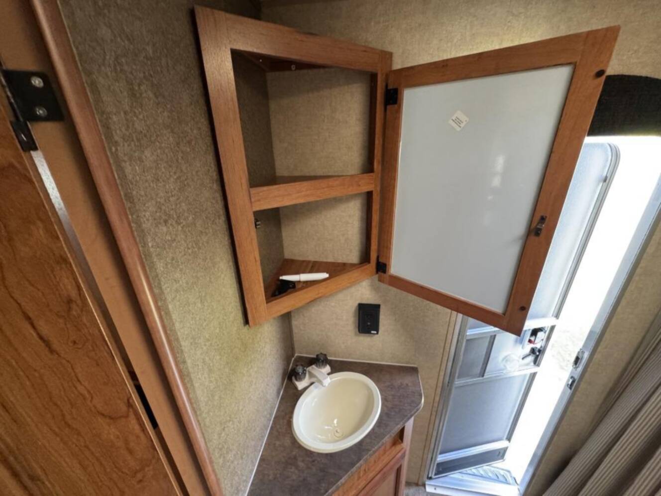 A photo of this 2015 Starcraft AR-ONE MAXX 27BHS