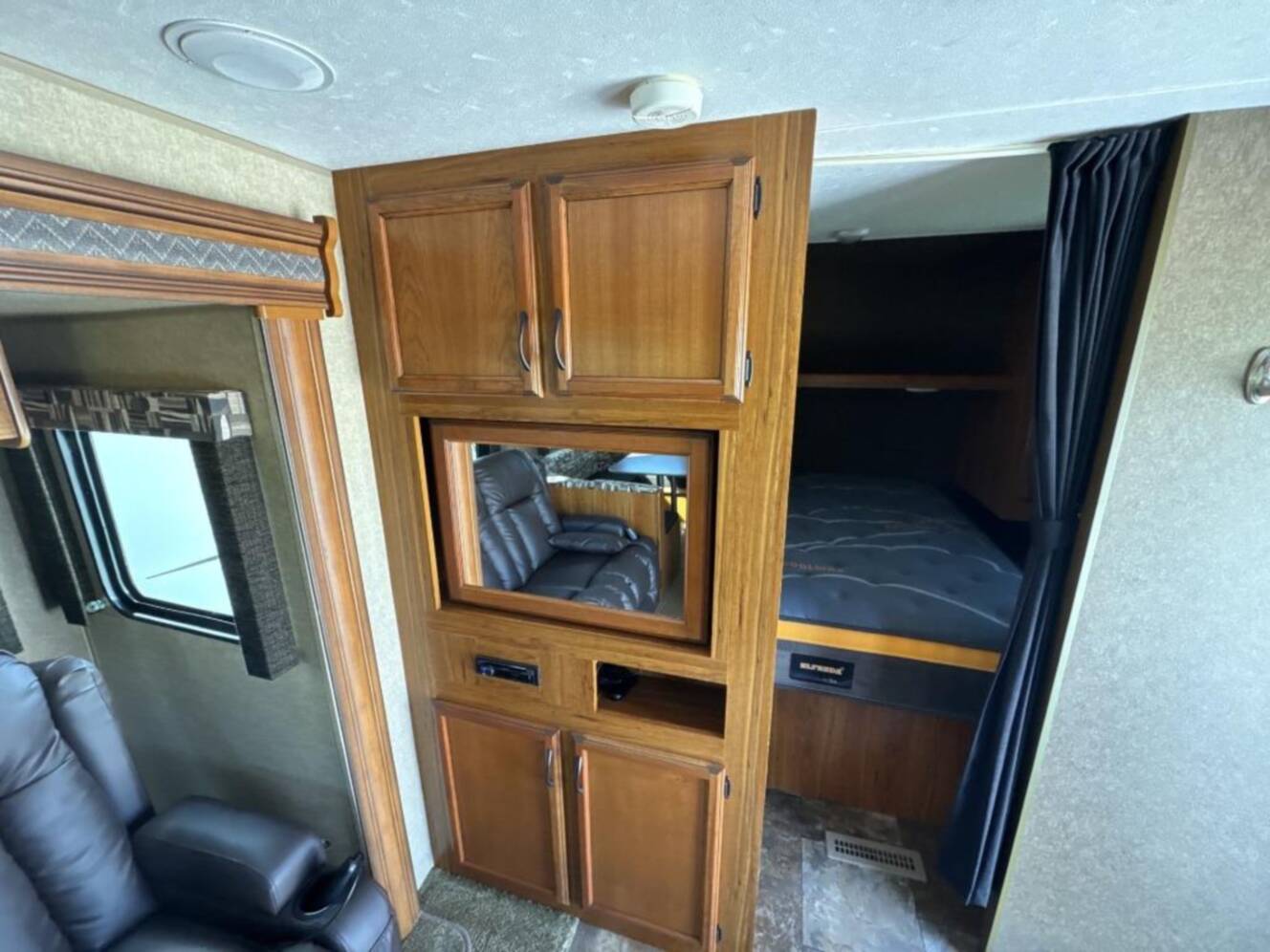 A photo of this 2015 Starcraft AR-ONE MAXX 27BHS