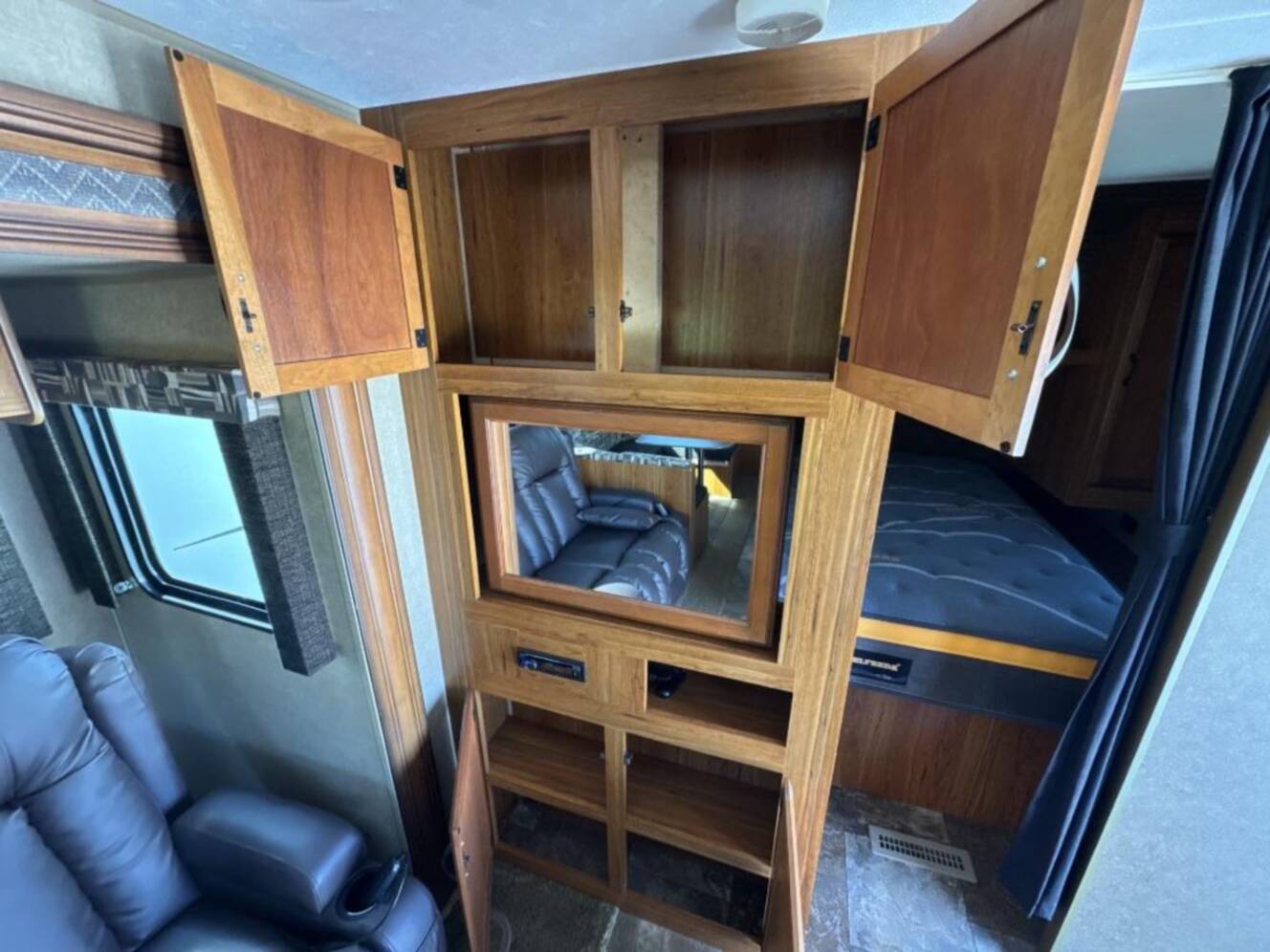 A photo of this 2015 Starcraft AR-ONE MAXX 27BHS