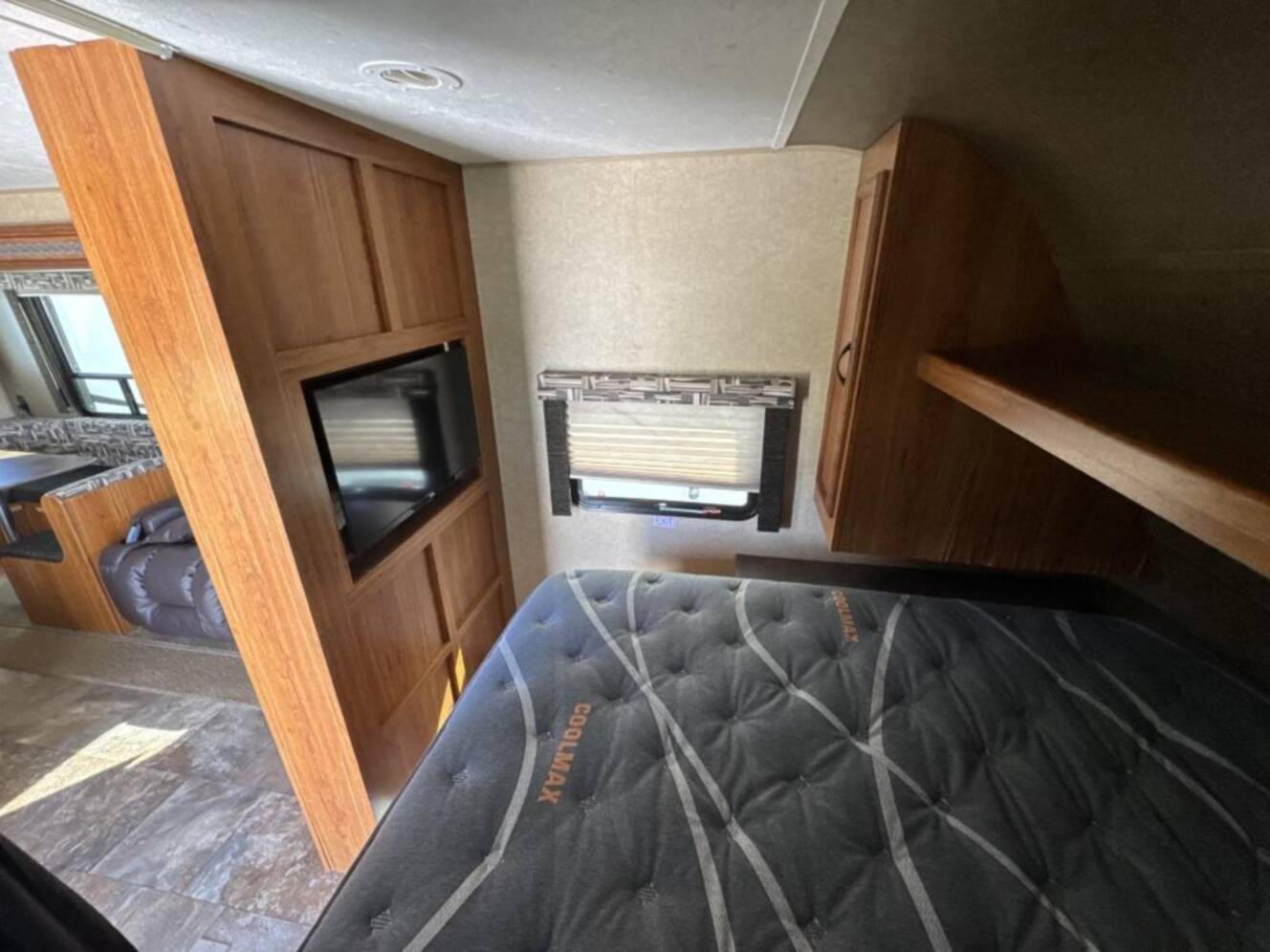 A photo of this 2015 Starcraft AR-ONE MAXX 27BHS