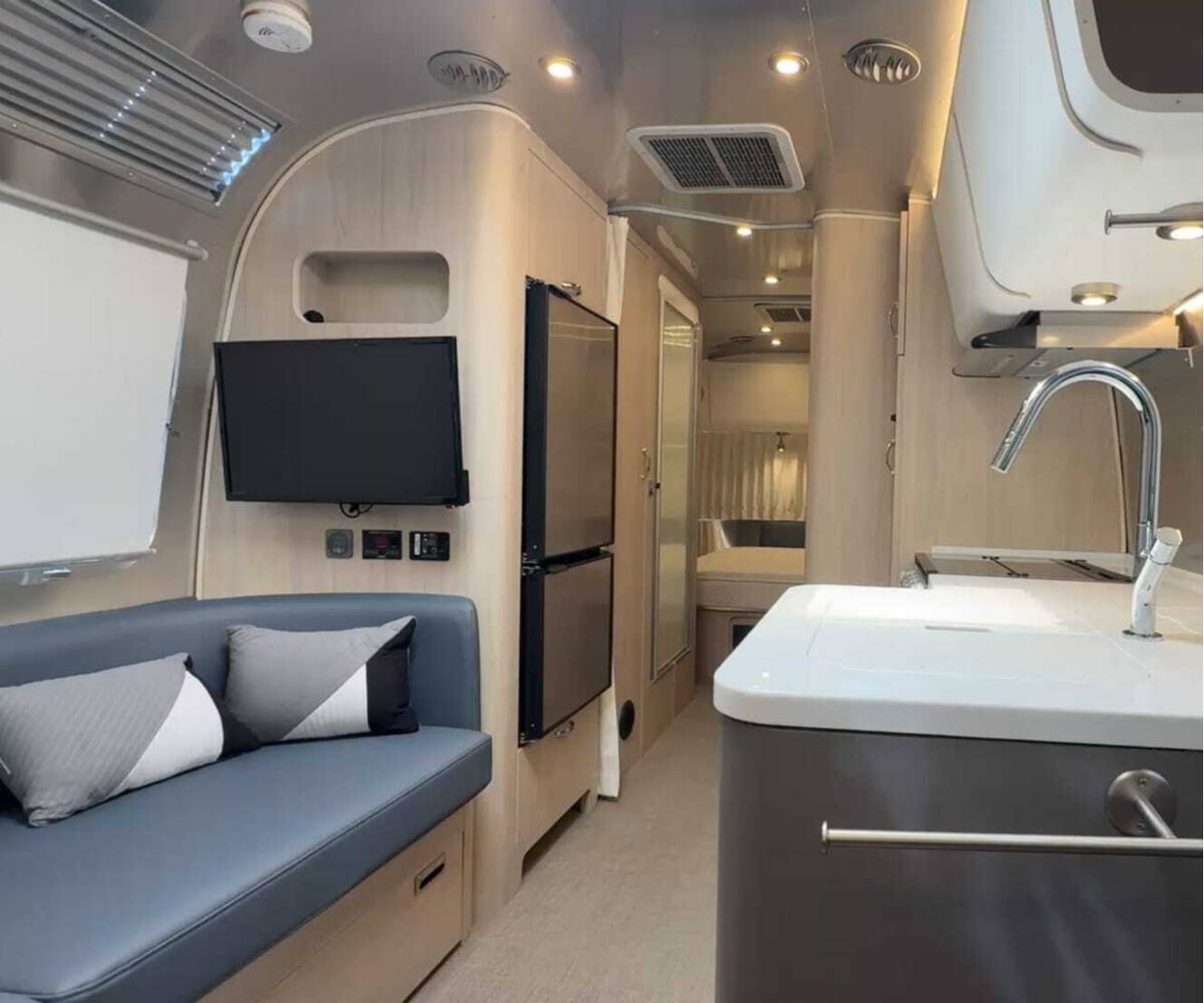 A photo of this 2023 Airstream Globetrotter 25FB Queen