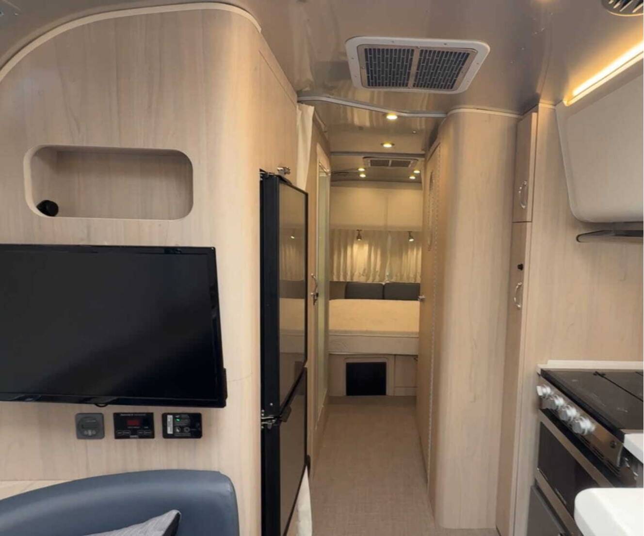 A photo of this 2023 Airstream Globetrotter 25FB Queen