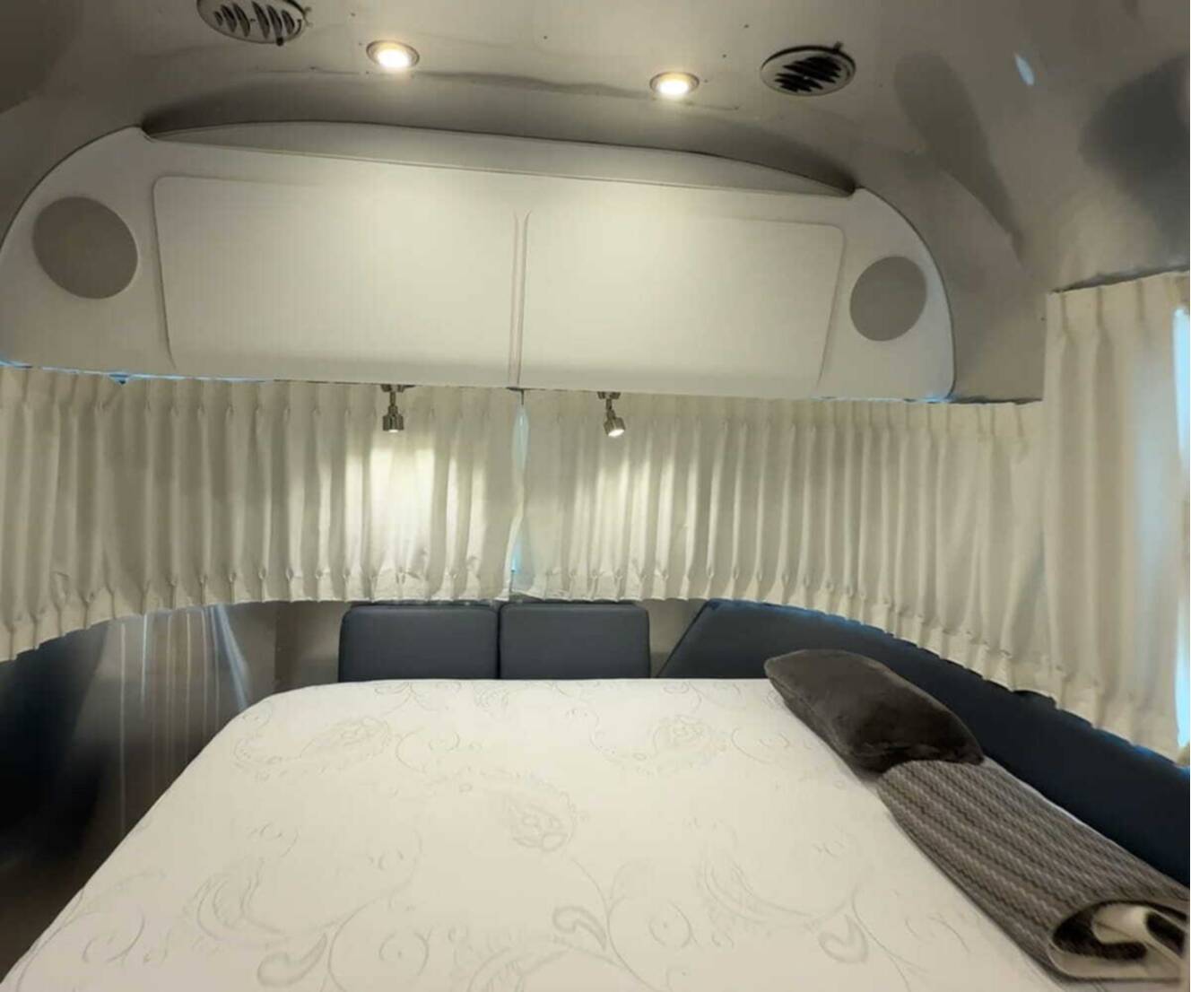 A photo of this 2023 Airstream Globetrotter 25FB Queen