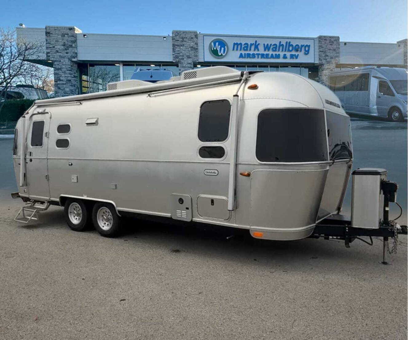 A photo of this 2023 Airstream Globetrotter 25FB Queen