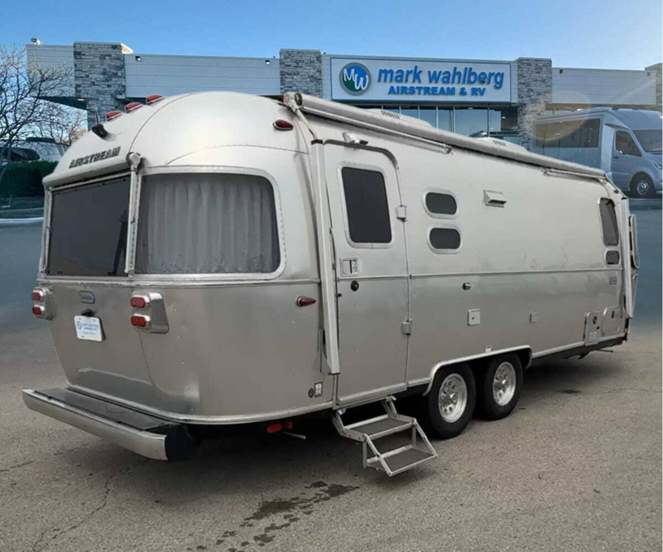 A photo of this 2023 Airstream Globetrotter 25FB Queen