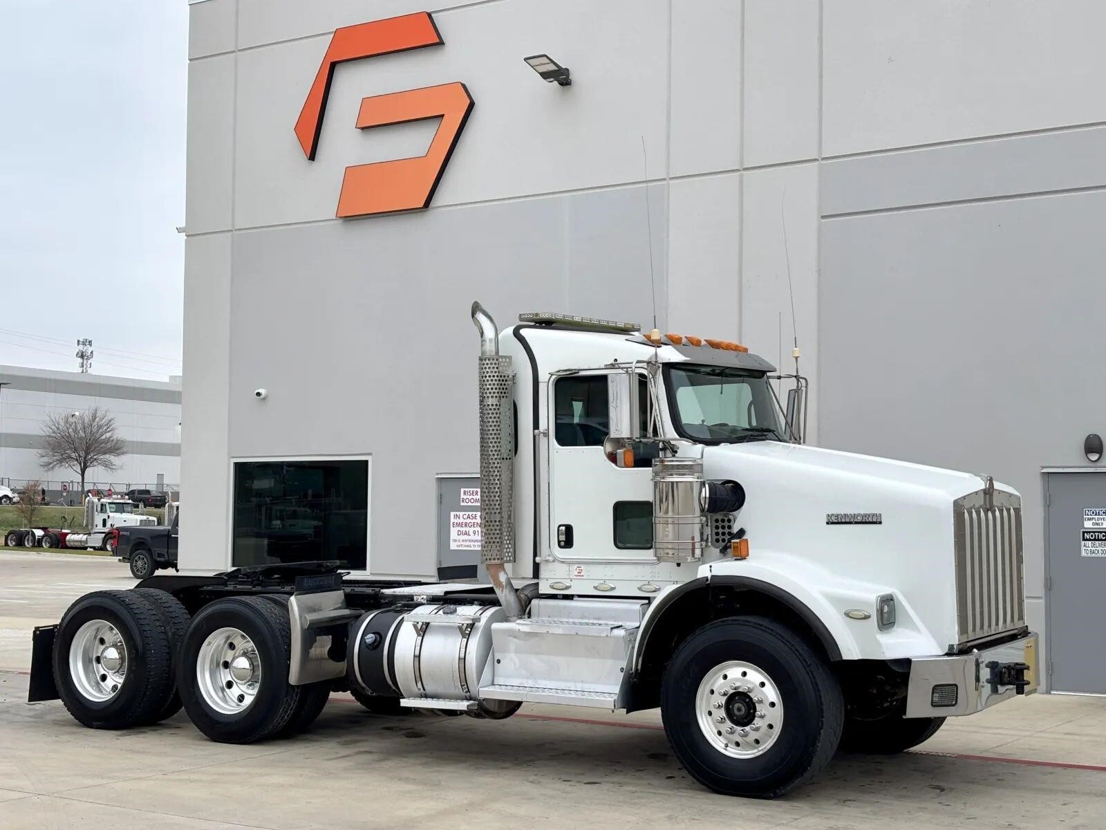 2013 KENWORTH T800 in Hutchins, TX