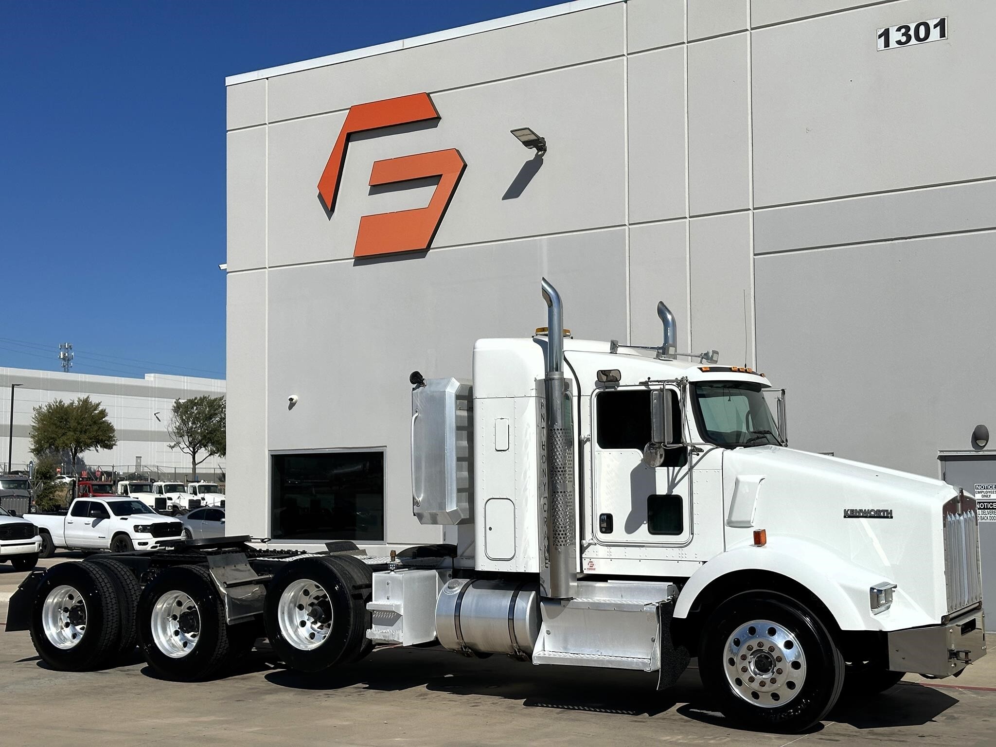 2013 KENWORTH T800 in Hutchins, TX