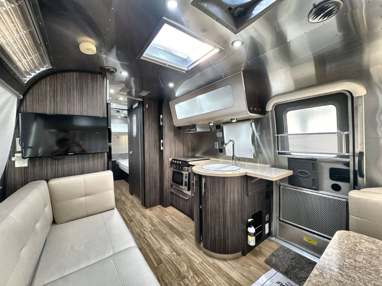 A photo of this 2018 Airstream INTERNATIONAL SIGNATURE 25FB TWIN