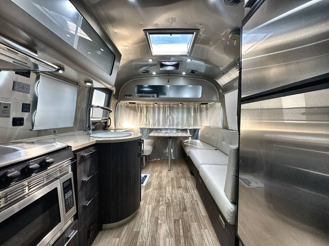 A photo of this 2018 Airstream INTERNATIONAL SIGNATURE 25FB TWIN