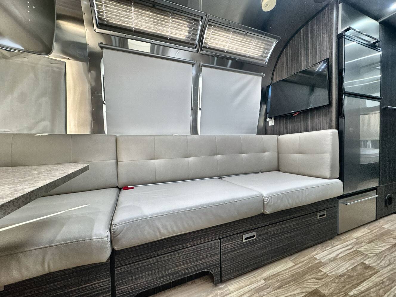 A photo of this 2018 Airstream INTERNATIONAL SIGNATURE 25FB TWIN