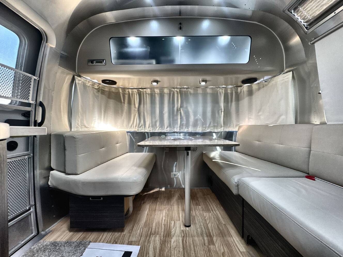A photo of this 2018 Airstream INTERNATIONAL SIGNATURE 25FB TWIN