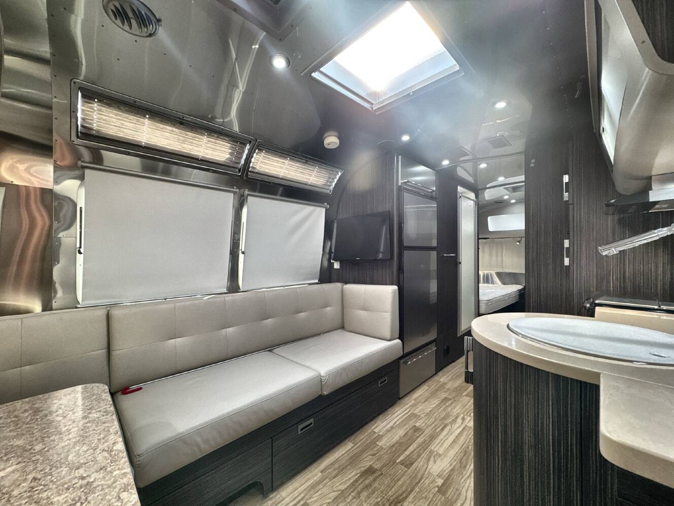 A photo of this 2018 Airstream INTERNATIONAL SIGNATURE 25FB TWIN