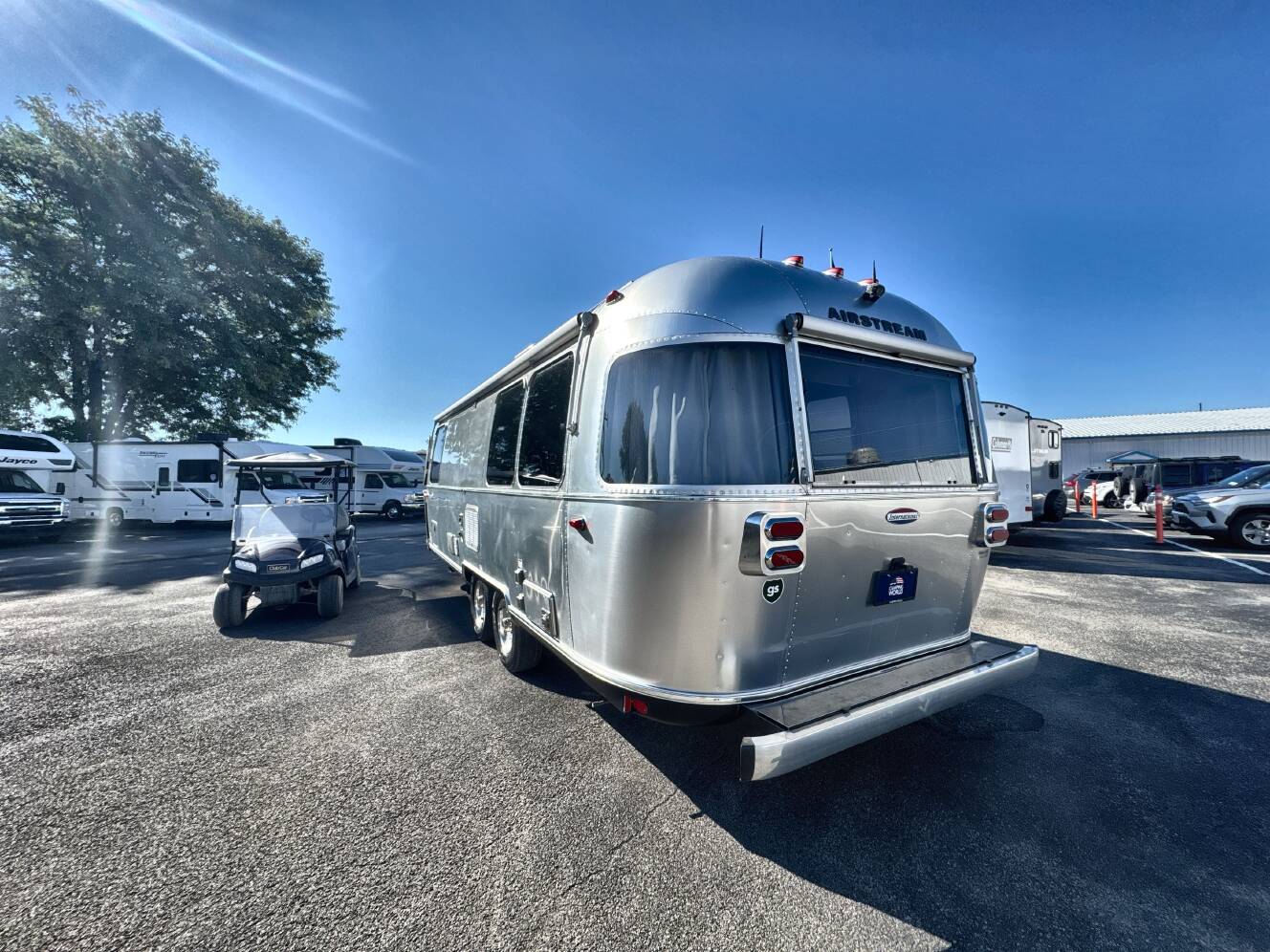 A photo of this 2018 Airstream INTERNATIONAL SIGNATURE 25FB TWIN