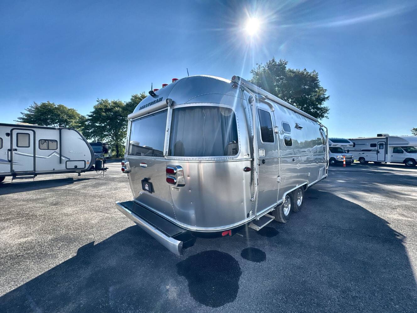A photo of this 2018 Airstream INTERNATIONAL SIGNATURE 25FB TWIN