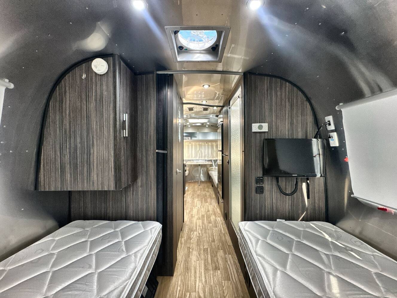 A photo of this 2018 Airstream INTERNATIONAL SIGNATURE 25FB TWIN