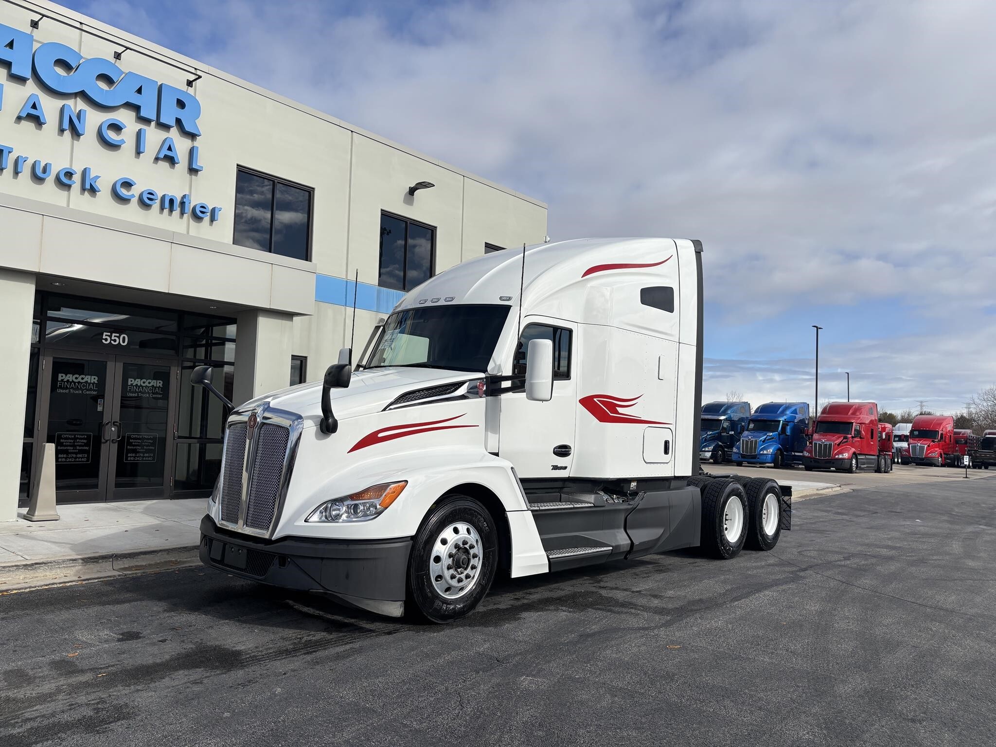 2023 KENWORTH T680 in Minooka, IL