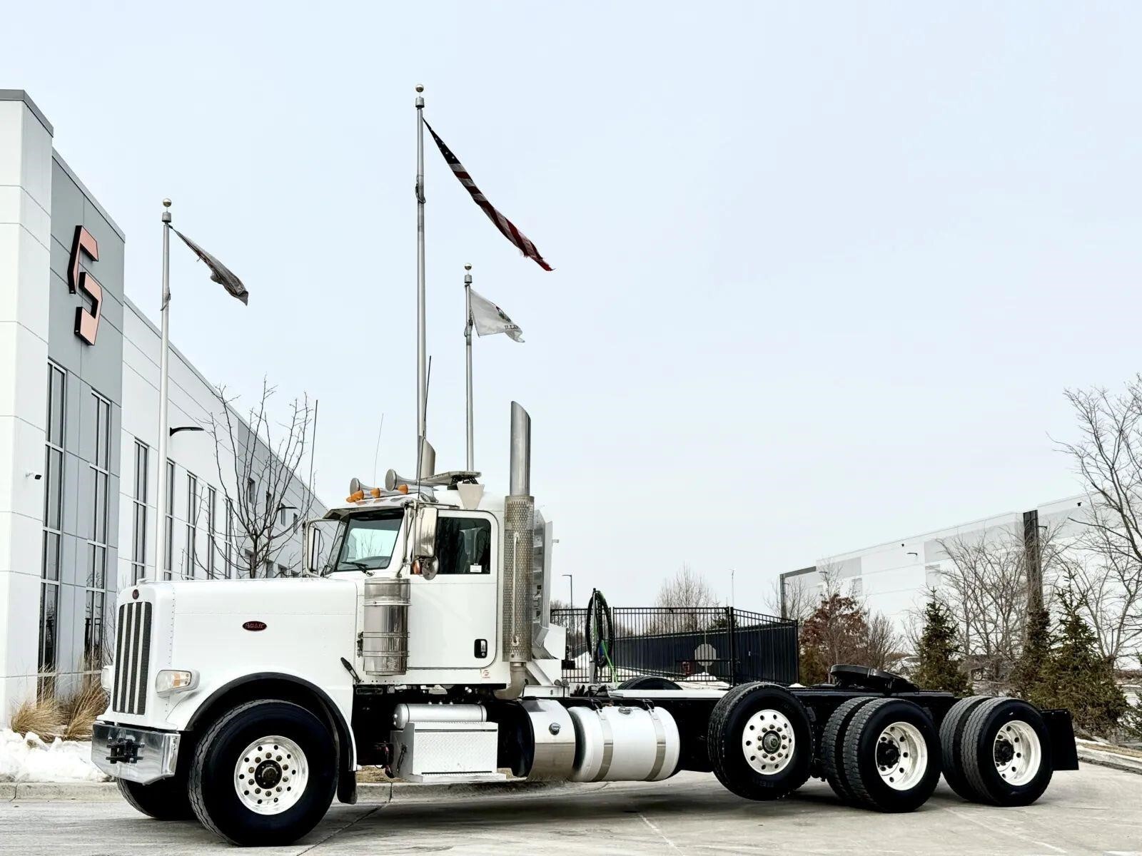 2018 PETERBILT 389 in New Lenox, IL