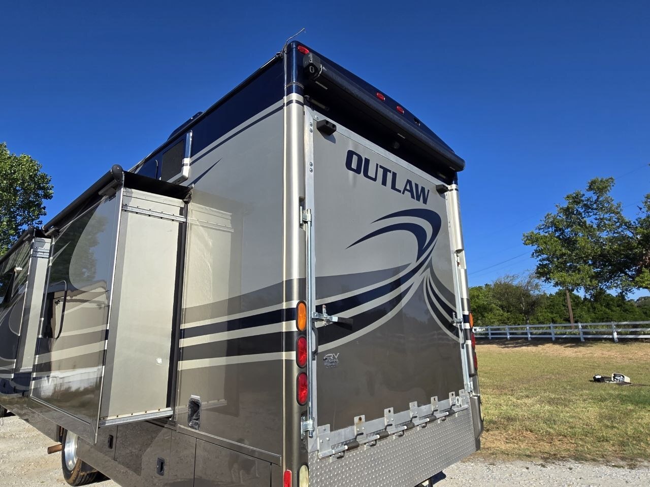 2015 Thor Motor Coach OUTLAW 38RE in springtown TX