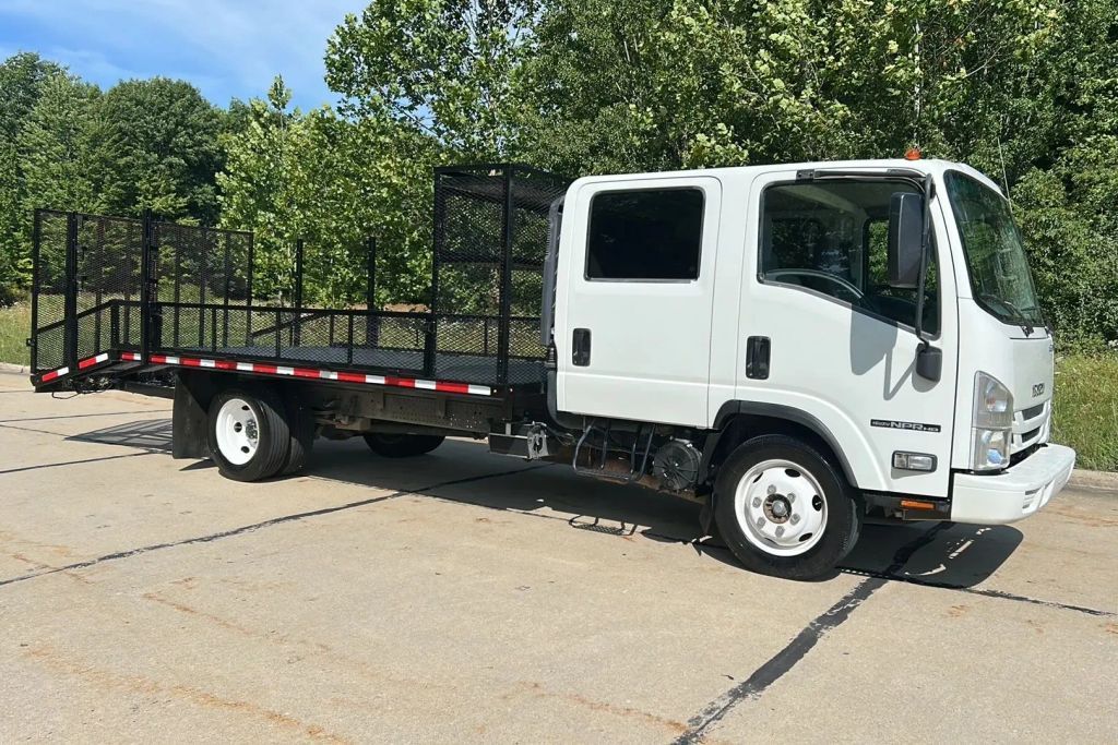 2018 ISUZU NPR HD in North Royalton, OH