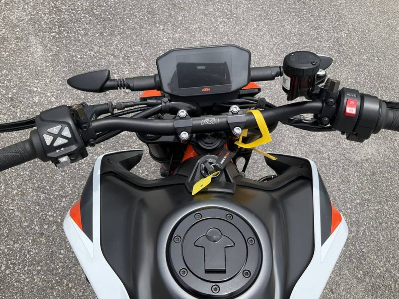 A photo of this 2021 KTM 890 Duke R